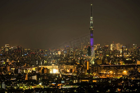 东京天空树、东京城市风光和日本东京夜间的天际线。东京夜生活。