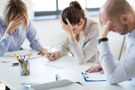 商业、失败和强调人的概念的同事们在办公室会议上拿着文件组成团队。压力很大的业务团队在办公室拿着文件