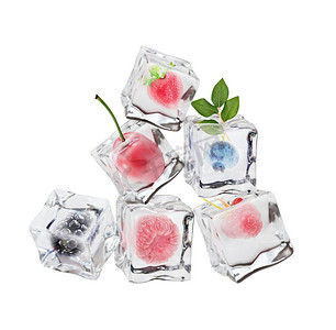 草莓冰块摄影照片_不同的浆果在冰块在白色背景
