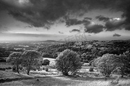 夏日夕阳下英国乡村美丽的黑白风景图像