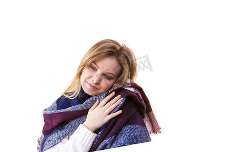 女人戴着她柔软的五颜六色暖和的秋日披肩围巾感觉很舒服。秋装配饰概念..戴着保暖围巾的女人
