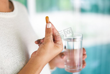服用药物保健和人的概念/妇女持丸胶囊辅食和拿水杯在手中
