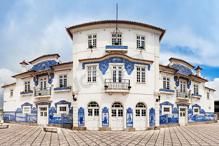 阿韦罗，葡萄牙—7月02日：阿韦罗火车站装饰与azulejo在2014年7月02日在阿韦罗，葡萄牙