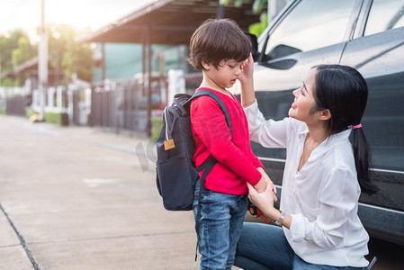 妈妈早上开车送孩子回学校。教育和回到学校的概念。幸福的家庭和爱的主题。