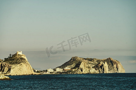 西班牙穆尔西亚地区阿吉拉斯悬崖上的圣胡安城堡的西班牙沿海景观。西班牙阿奎拉斯悬崖上有城堡的海岸线