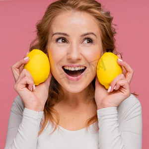 可爱水果2摄影照片_女人笑着拿着柠檬2