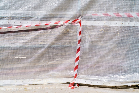 建筑工地危险警示胶带。轻质面料上有红白相间的条纹。建筑工地危险警示胶带