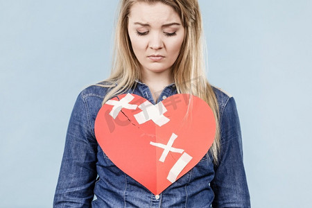 悲伤的年轻少女,心碎如纸.美女卡通动漫人物