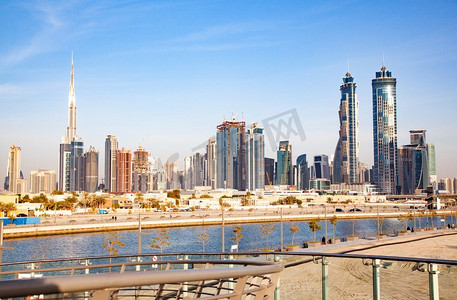 迪拜，阿联酋—2018年2月：迪拜市中心摩天大楼和哈利法塔从迪拜运河看