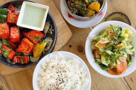 食物，亚洲美食，烹饪和烹饪概念—印度餐厅的各种菜肴。印度餐厅的各种食物