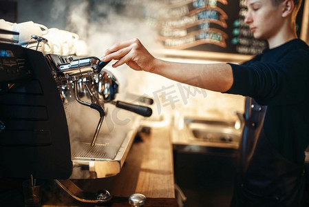咖啡师手倒饮料从咖啡机。由调酒师提供专业的浓缩咖啡。咖啡师手倒饮料从咖啡机