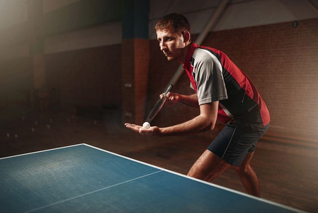 千乒乓球摄影照片_乒乓球，男选手用球拍和球。乒乓球训练室内