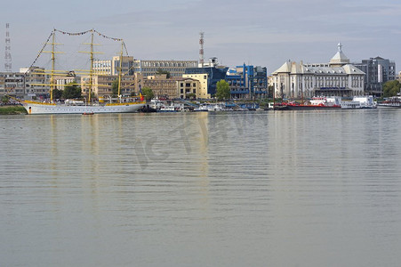 加拉蒂，罗马尼亚—2019年9月17日。Brice Mircea罗马尼亚军事海军学校船停靠在多瑙河上的加拉茨商业港口码头