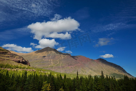 美国蒙大拿州冰川国家公园风景如画的岩石山峰