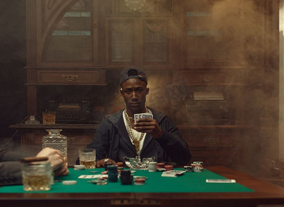 扑克桌桌摄影照片_赌场里玩扑克牌的人。机会成瘾的游戏。男人在赌场休闲，赌桌上铺着绿布。扑克牌玩家在赌场打牌