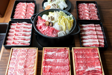 黑牛摄影照片_日本和牛和黑布猪肉寿喜烧准备好了