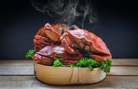 在蒸笼和黑暗背景的熟蟹/海鲜煮红石蟹
