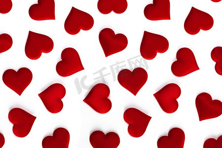 情人节和S的日子里，许多红丝心底隔绝在白色的背景上，爱情观。情人节白色心形图案