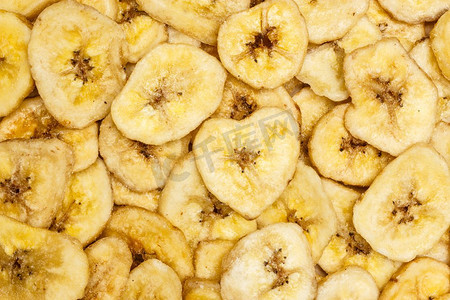 香蕉片，脱水的新鲜成熟香蕉片作为食物背景。。以香蕉片为背景