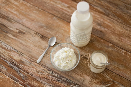 食品和奶制品概念—一瓶牛奶，农家奶酪和自制酸奶在木桌上。牛奶、奶酪和自制酸奶