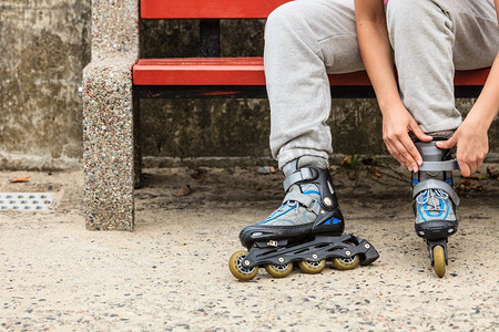 穿上溜冰鞋的女人户外.滑轮鞋轮滑