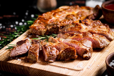 猪肉荠菜摄影照片_ 牛排，烤，切，烤