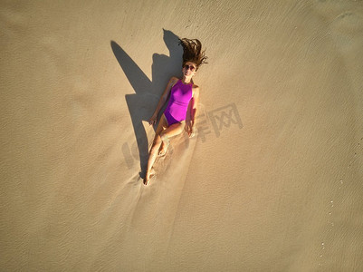 妇女躺在海滩空中俯视无人机拍摄塞舌尔，马埃岛