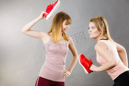 两个咄咄逼人的女人争执起来，穿着鞋子打架，互相生气。女性性侵观念..两个咄咄逼人的女人穿着鞋子打架
