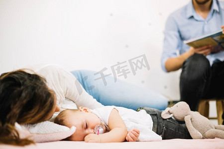 母亲带着婴儿睡在地板上