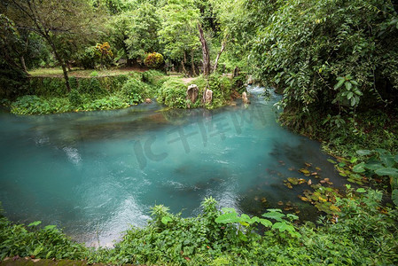 水池背景摄影照片_蓝溪河/热带丛林中的蓝水池
