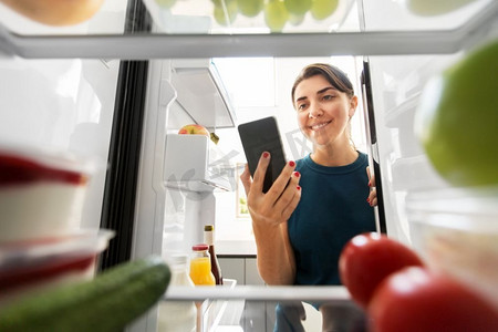 智能冰箱摄影照片_ 智能手机，食物，列表，笔记本