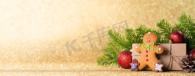 圣诞节玩具，装饰品，礼物盒包装在牛皮纸在金色闪光背景，复制空间。圣诞礼品盒和装饰