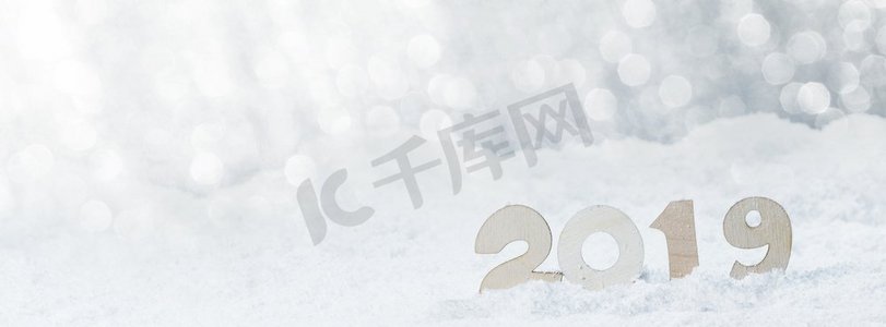 2020新年雪设计理念木制2020新年水平模板与银闪烁背景。2019新年雪