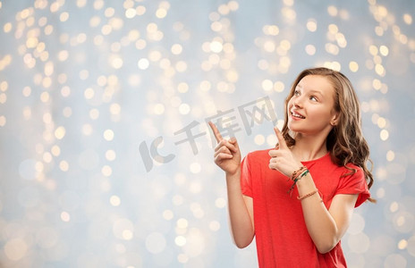 身穿红色 t 恤,长发,微笑的少女用手指指着某样东西