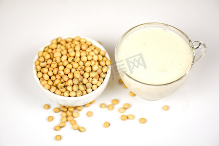 大豆碗和豆奶在玻璃在白色灰色背景/牛奶健康饮食和天然豆蛋白质 