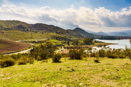 马拉加摄影照片_西班牙内陆自然景观。瓜达霍斯湖，阿尔达莱斯水库，马拉加安达卢西亚，西班牙。西班牙安达卢西亚内陆景观