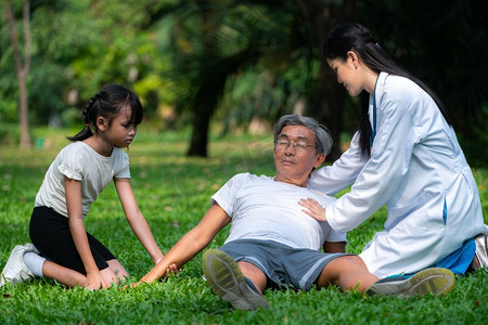一位老人在公园里有胸痛或心脏病发作。老年人老年人的保健概念。