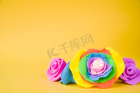 大创造性美丽的玫瑰与粘土黄色背景