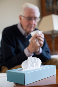 患感冒或流感病毒的居家老人