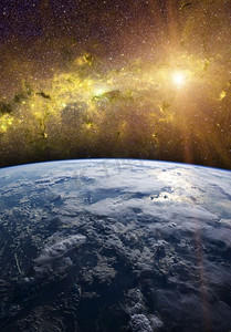 一个幻想的地球与银河系的背景，和闪烁的星星在天空。这张照片由NASA提供。