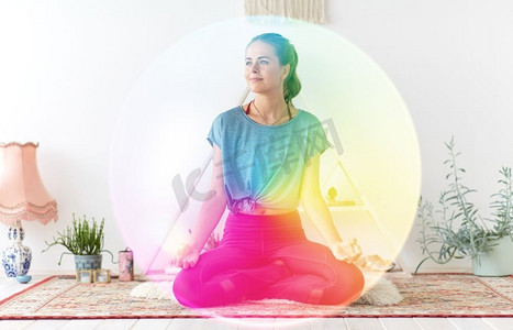 正念,灵性和健康的生活方式概念-女性在瑜伽馆的莲花姿势中冥想彩虹