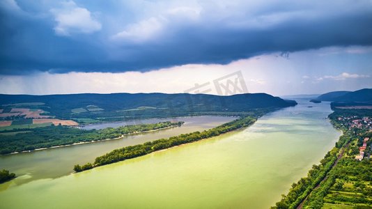 匈牙利维谢格勒附近多瑙河鸟瞰图。雨和暴风雨的天气在多瑙河河谷全景。 
