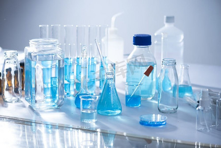 蓝色卡通渐变背景摄影照片_化学实验室设备用于研究和蓝色物质的玻璃器皿