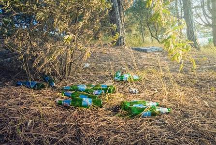 不负韶华摄影照片_ 啤酒，瓶子，垃圾，垃圾