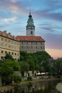 捷克共和国南部波希米亚地区的城市。位于伏尔塔瓦河。被联合国教科文组织列为世界遗产。
