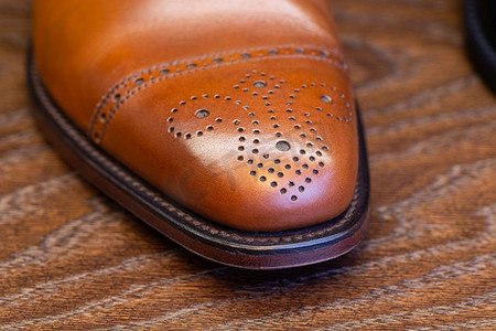 棕色的棕色的棕色鞋脚趾的男人全粒面皮鞋，特写。全粒面皮革棕色鞋头