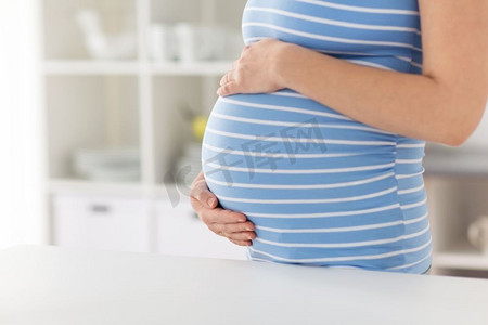 怀孕，母性，人和期望概念—快乐的孕妇与大裸肚子在家。怀孕的女人与大肚子在家里