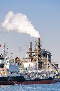 排气摄影照片_化工厂工厂与气体存储和管道结构与烟囱烟雾在川崎市附近的日本东京