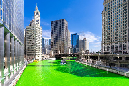圣帕特里克节节摄影照片_芝加哥天际线建筑沿着芝加哥河的绿色染色河在圣帕特里克节节日在芝加哥市中心IL美国