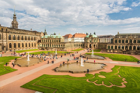 新王宫摄影照片_德累斯顿茨温格的美术馆和博物馆。巴洛克晚期和新文艺复兴时期带有内部花园的建筑群